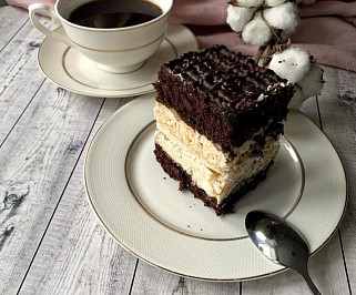 Шоколадный торт с безе