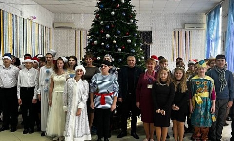 			
			Коллектив КХП «Тихорецкий» поздравил детей с Новым годом			
